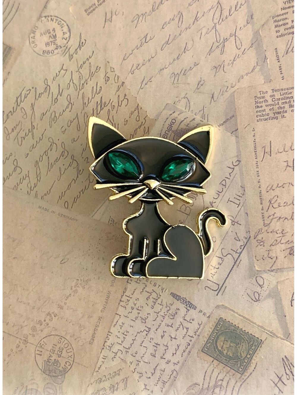 Cute Black Cat Enamel Pin with Sparkling Green Eyes - Fun Accessory!